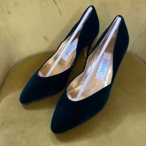 Frederico Leone black velvet pumps